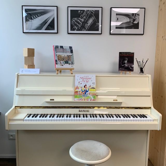 Photo
                         de la Librairie La Musique des Mots à Cruseilles : piano et ambiance musicale
